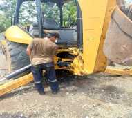 Jasa Bongkar Pasang Dan setting Bachoe Loader New Holland